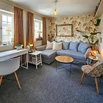5 Bedroom Beautiful In *