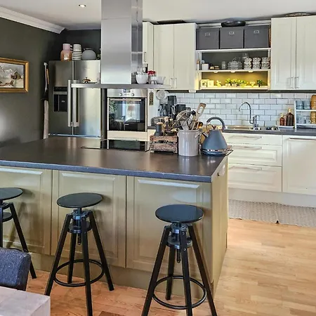 5 Bedroom Beautiful In Semesterbostad *