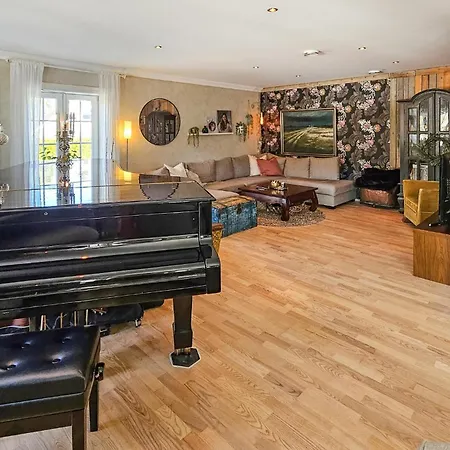 5 Bedroom Beautiful In Hébergement de vacances Porsgrunn