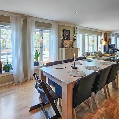 5 Bedroom Beautiful In Hébergement de vacances *