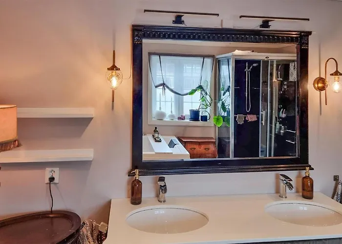 5 Bedroom Beautiful In Semesterbostad