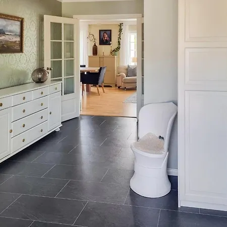 Dom wakacyjny 5 Bedroom Beautiful In